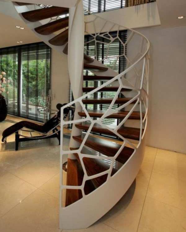 Tangga melengkung dengan balustrade artistik